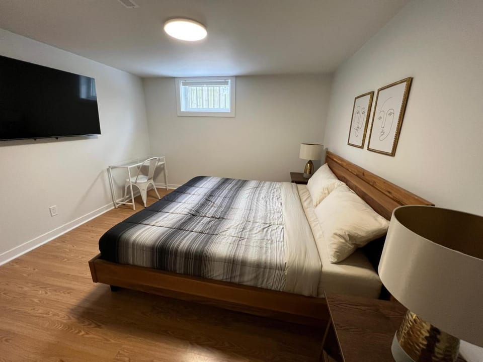 Letitia Heights !B Spacious and Quiet Private Bedroom with Shared Bathroom Vacation rental in Barrie