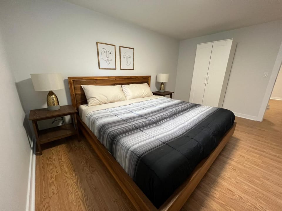 Letitia Heights !B Spacious and Quiet Private Bedroom with Shared Bathroom Vacation rental in Barrie