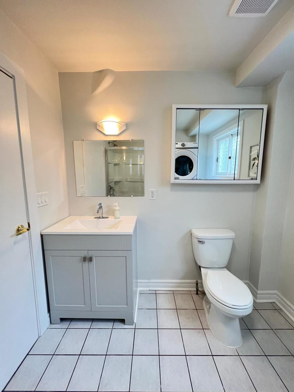 Letitia Heights !B Spacious and Quiet Private Bedroom with Shared Bathroom Vacation rental in Barrie