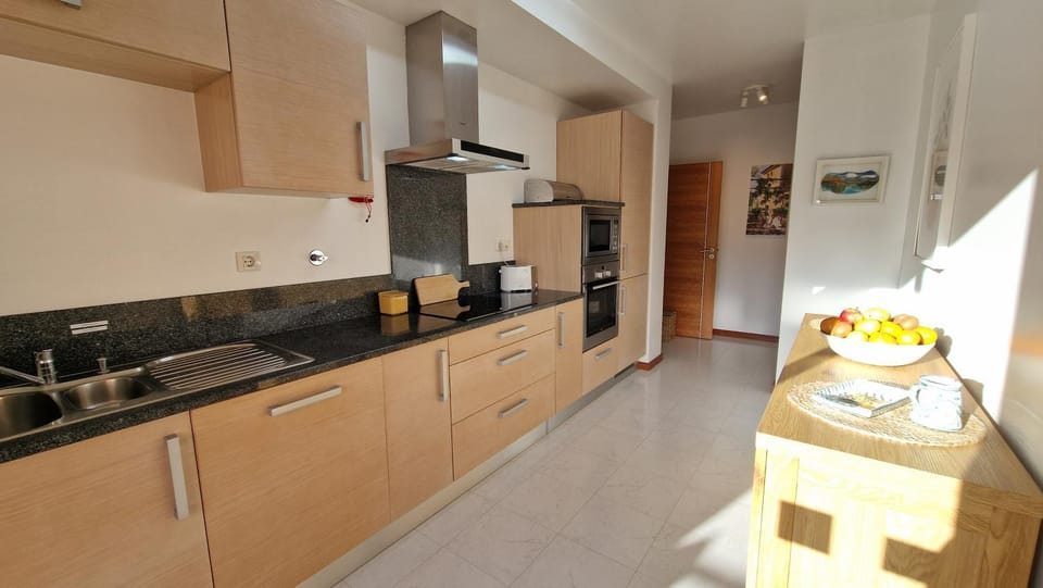 Coffee/tea facilities, Kitchen or kitchenette, dishwasher, oven, stove, toaster
