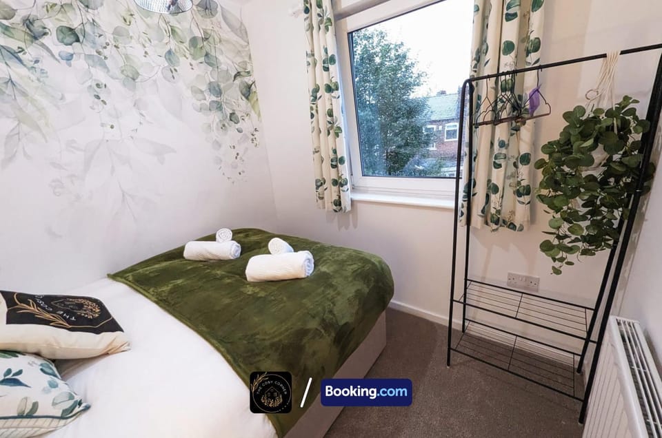 Bed, View (from property/room), Photo of the whole room, Bedroom, heating, towels