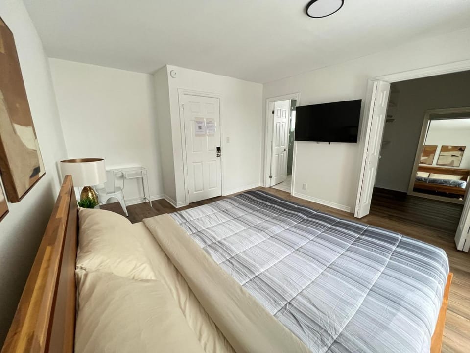 Letitia Heights !E Spacious and Quiet Private Bedroom with Private Bathroom Vacation rental in Barrie