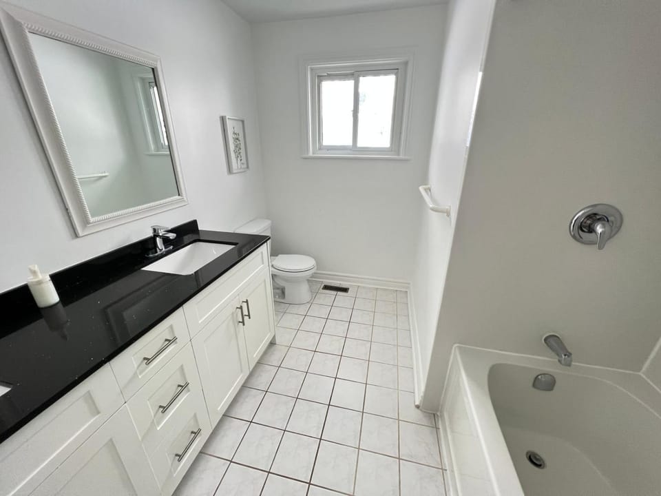 Letitia Heights !F Spacious and Stylish Private Bedroom with Shared Bathroom Vacation rental in Barrie