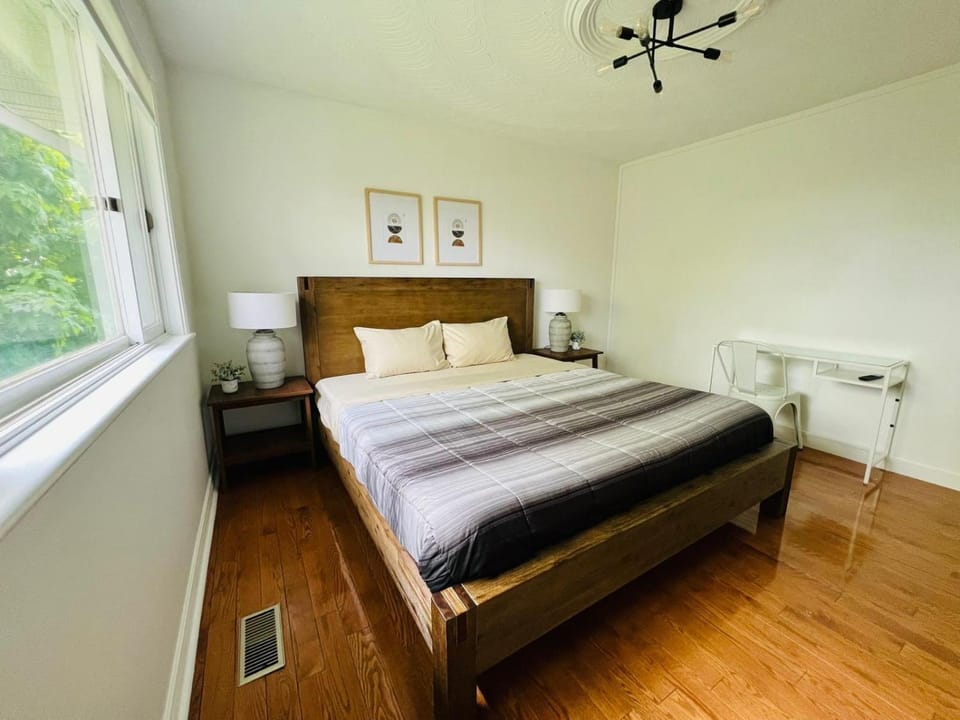 Letitia Heights !F Spacious and Stylish Private Bedroom with Shared Bathroom Vacation rental in Barrie