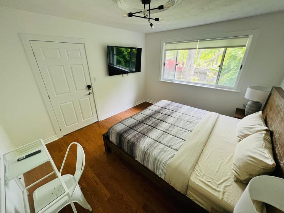 Letitia Heights !F Spacious and Stylish Private Bedroom with Shared Bathroom Vacation rental in Barrie