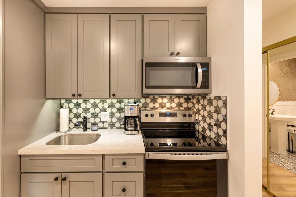 Kitchen or kitchenette, minibar, pet friendly, stove