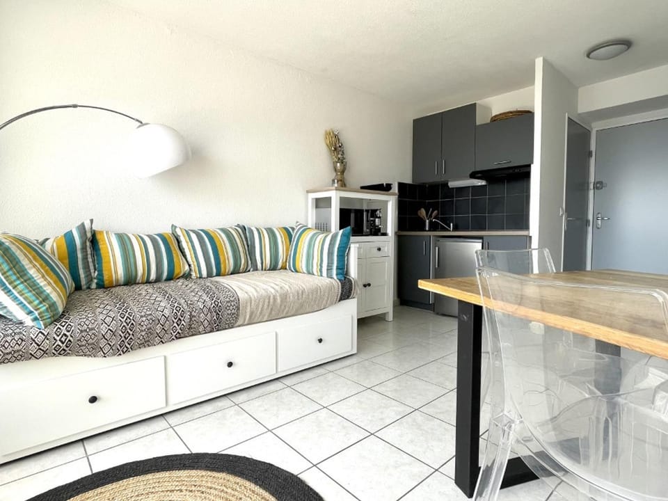 Appartement rénové avec piscine commune, 4 couchages, climatisé, wifi, terrasse vue mer - FR-1-748-3 Apartment in Canet-en-Roussillon