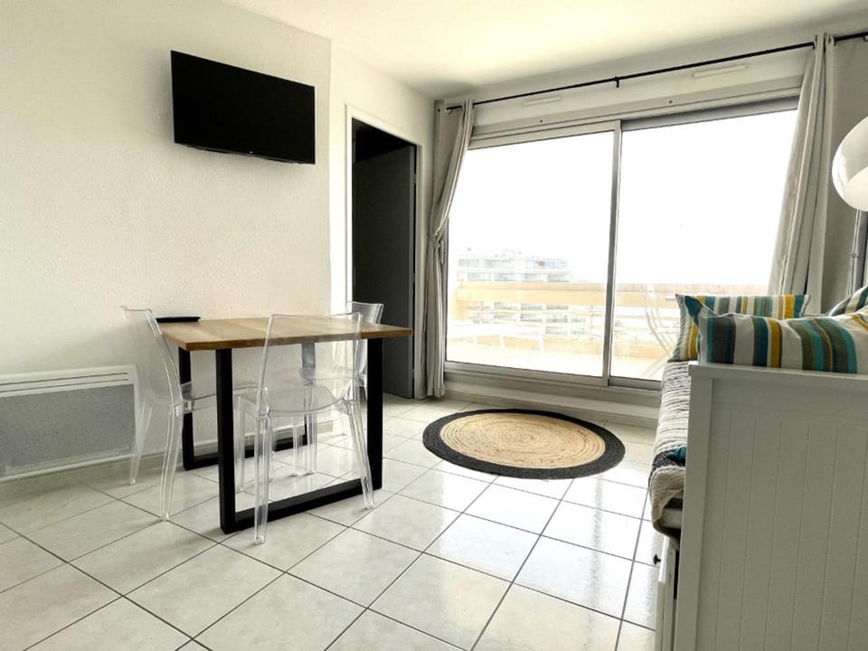 Appartement rénové avec piscine commune, 4 couchages, climatisé, wifi, terrasse vue mer - FR-1-748-3 Apartment in Canet-en-Roussillon