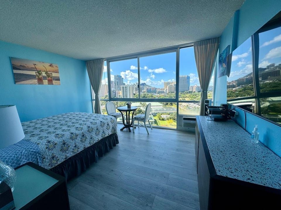 Little Paradise in Waikiki with Lovely Ocean -15F Apartment in McCully-Moiliili