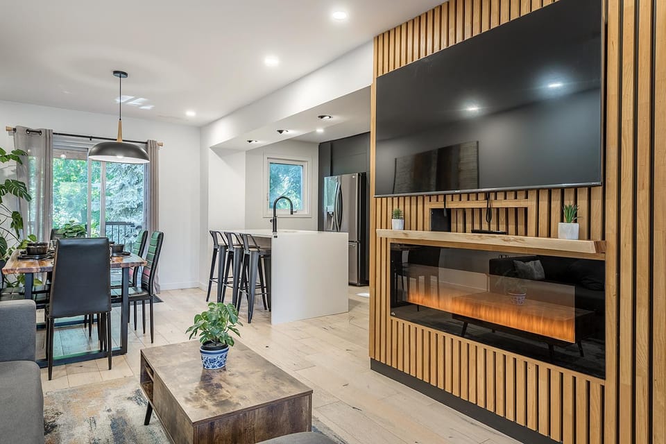 FREE PARKING PRIME LOCATION NEW MODERN CONDO Apartment in Brossard