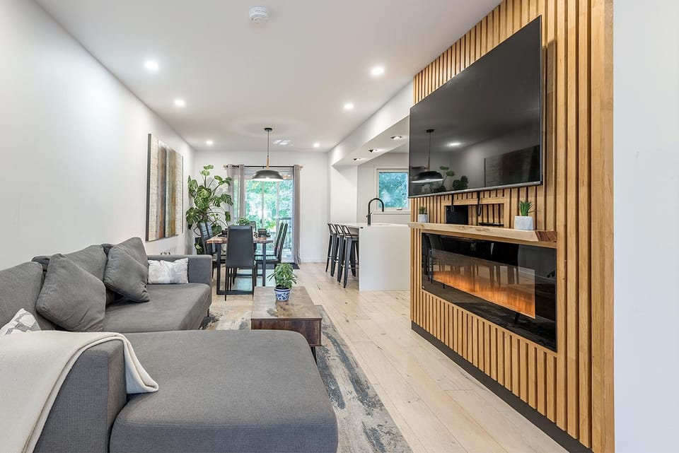 FREE PARKING PRIME LOCATION NEW MODERN CONDO Apartment in Brossard