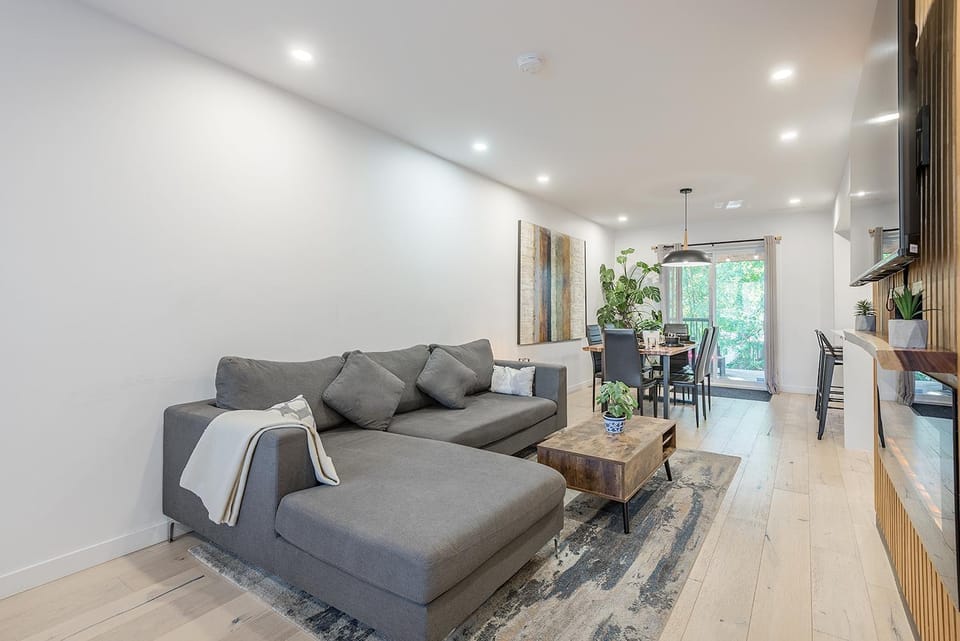 FREE PARKING PRIME LOCATION NEW MODERN CONDO Apartment in Brossard