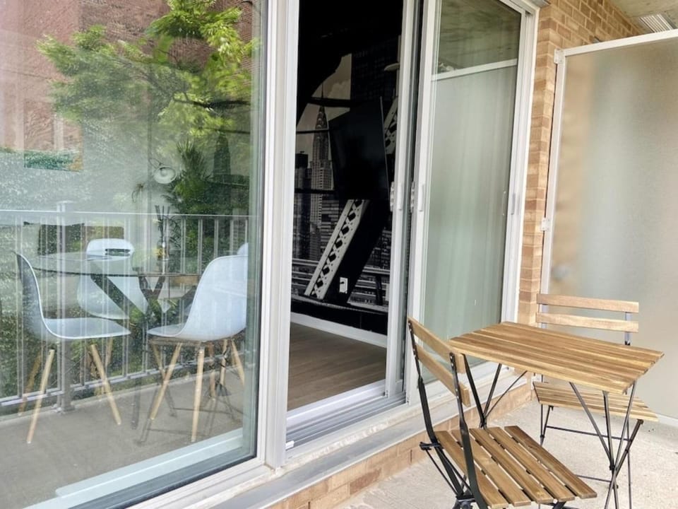 Appartement condo avec terrasse privée dans le Quartier des Spectacles Apartment in Laval