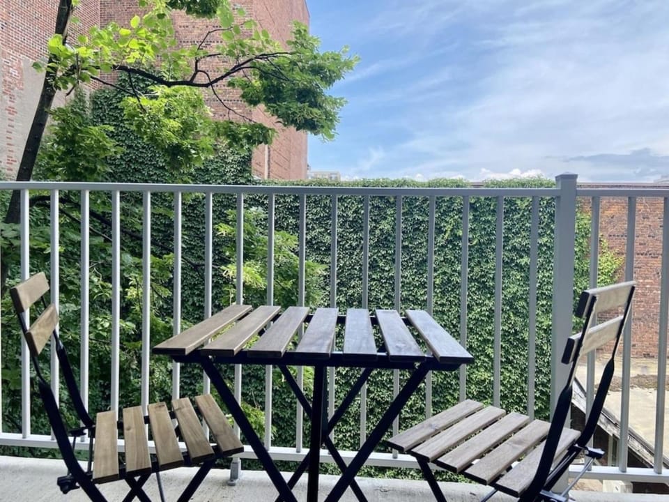 Appartement condo avec terrasse privée dans le Quartier des Spectacles Apartment in Laval