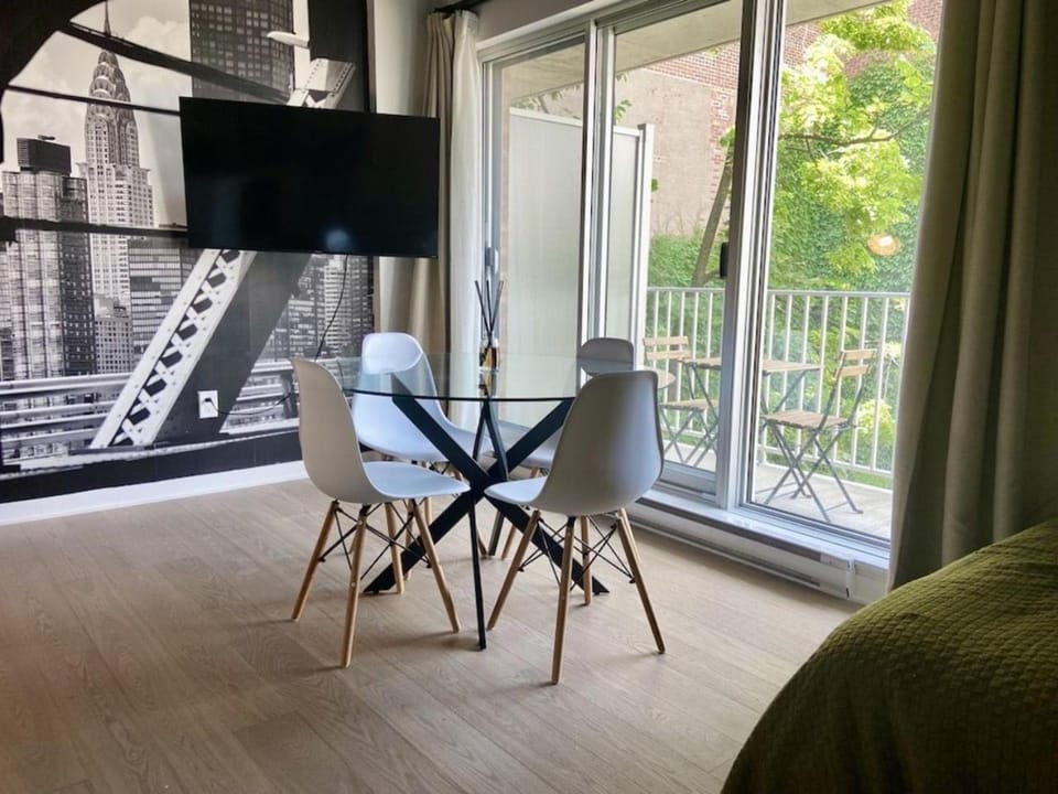 Appartement condo avec terrasse privée dans le Quartier des Spectacles Apartment in Laval
