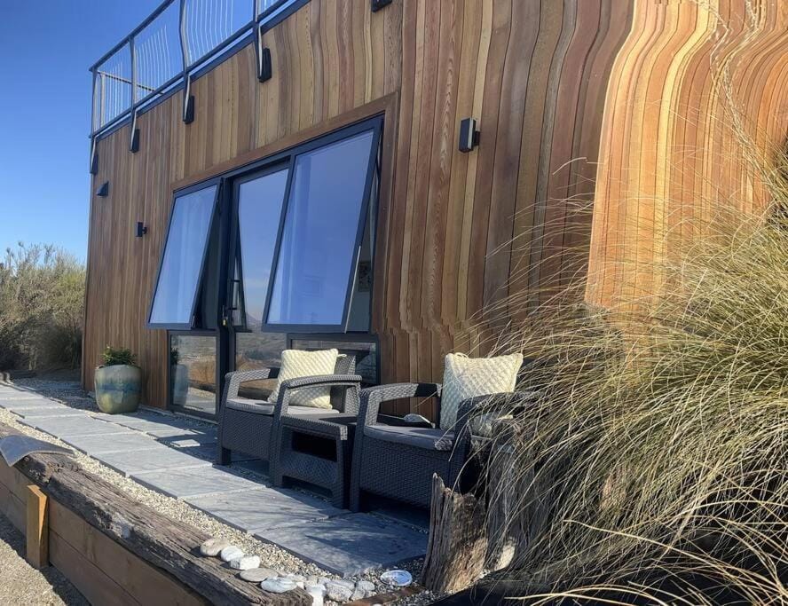 Patio, Day, Seating area