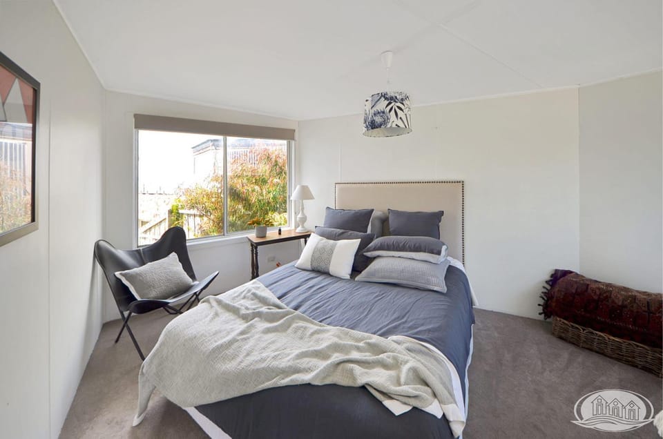 Bed, Bedroom, Garden view