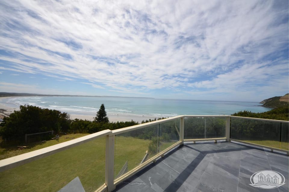 Property building, Nearby landmark, Day, Natural landscape, Balcony/Terrace, Seating area, Sea view