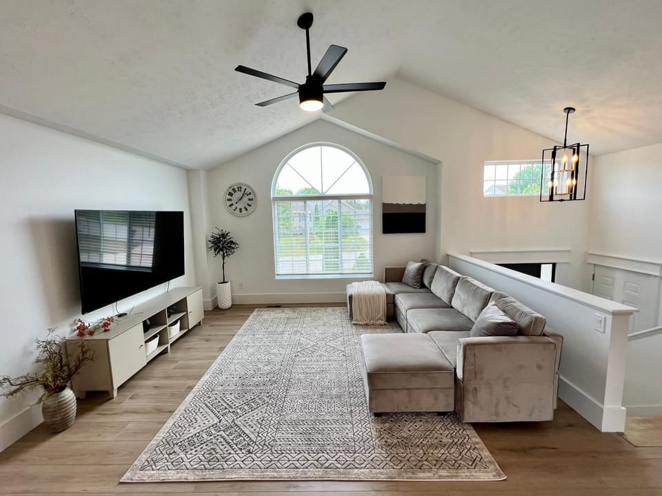 Dream Palace with HOT TUB-Game Room-Fire Pit-5BR-3BA Villa in Michigan