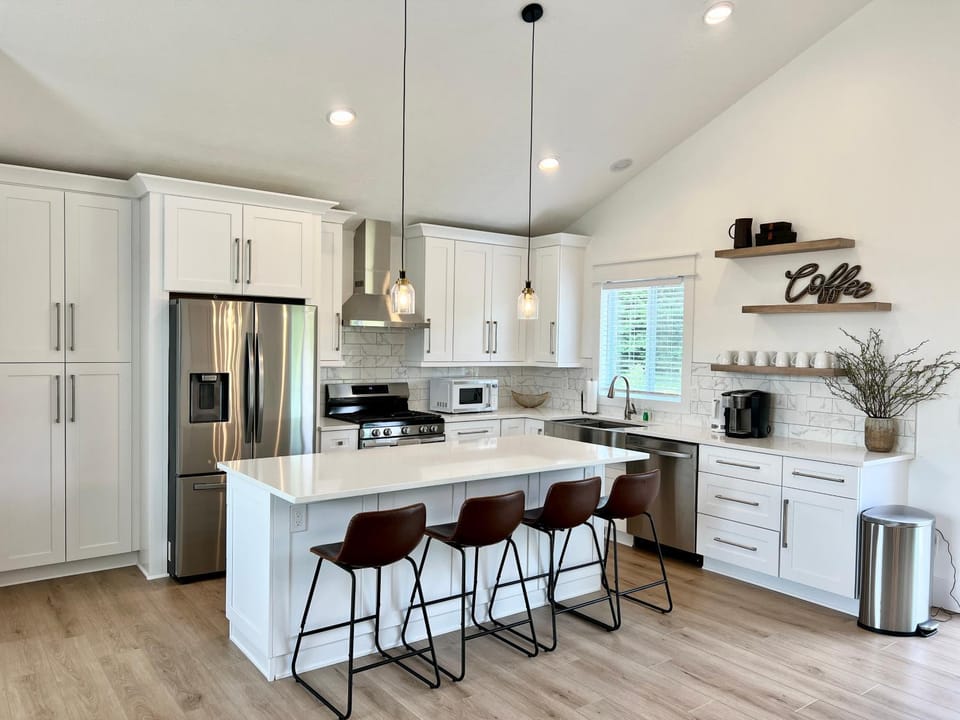 Dream Palace with HOT TUB-Game Room-Fire Pit-5BR-3BA Villa in Michigan