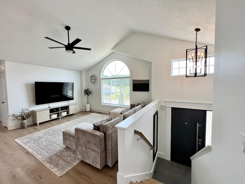 Dream Palace with HOT TUB-Game Room-Fire Pit-5BR-3BA Villa in Michigan