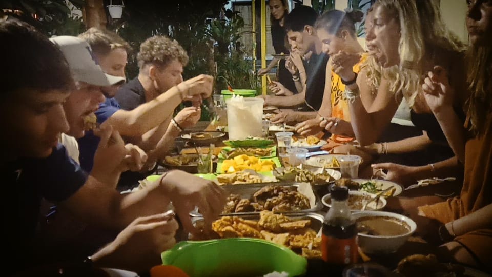 Restaurant/places to eat, People, Food and drinks, Dinner, Drinks, group of guests