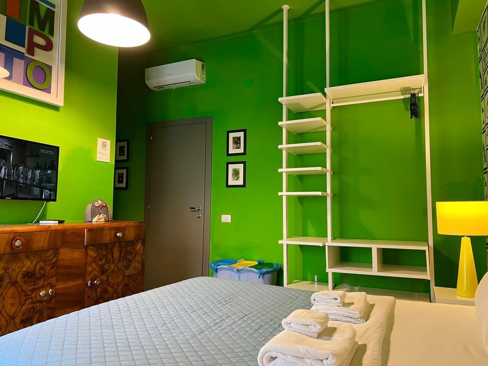 Bed, TV and multimedia, Photo of the whole room, Bedroom, towels, air conditioner