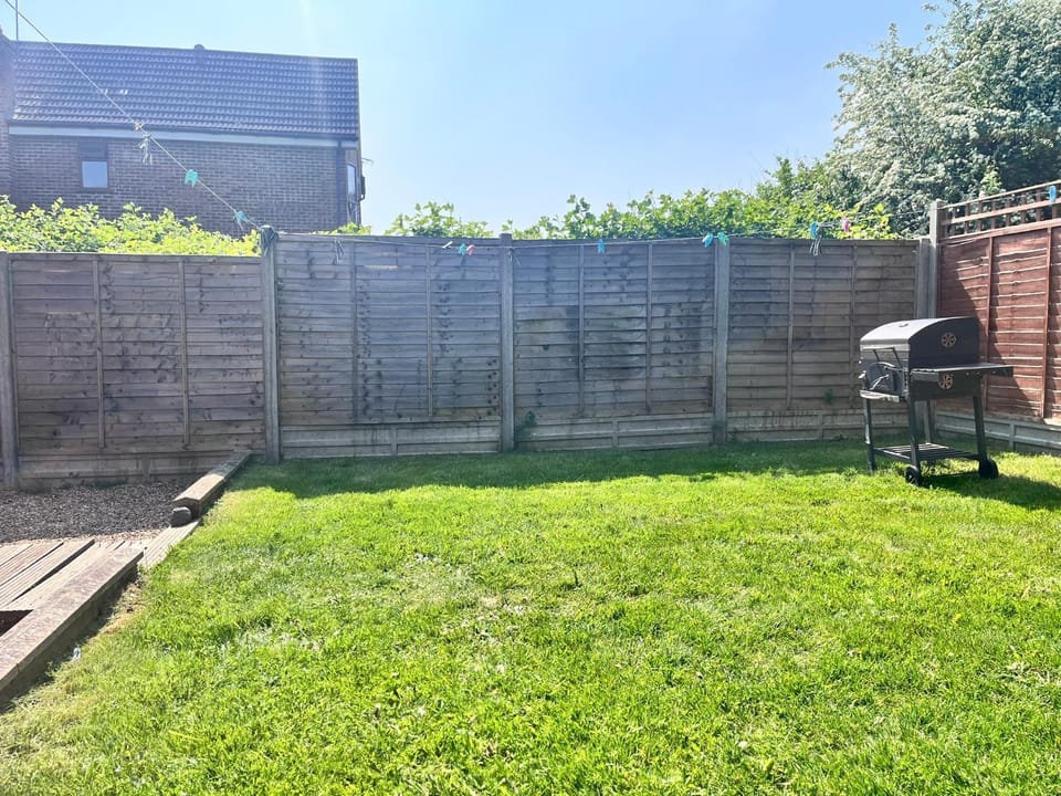 Detached House in Ashford with Free Parking and Hot Tub - Sleeps 10 House in Ashford