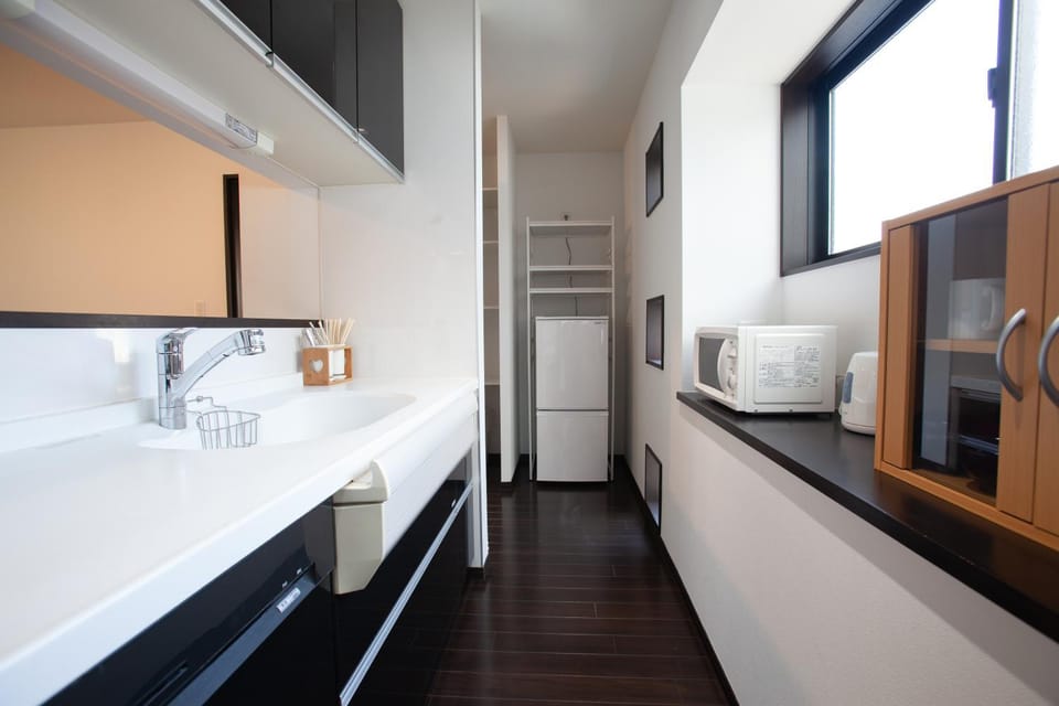 Kitchen or kitchenette, minibar