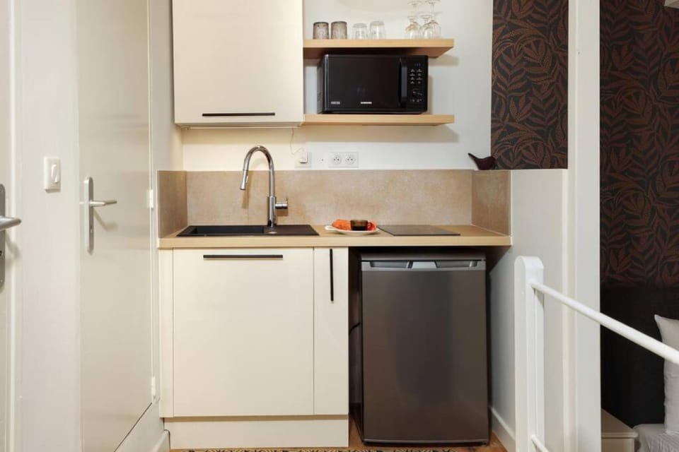 Kitchen or kitchenette, minibar, stove