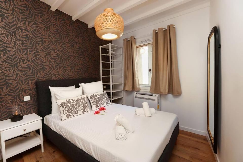 Bed, towels