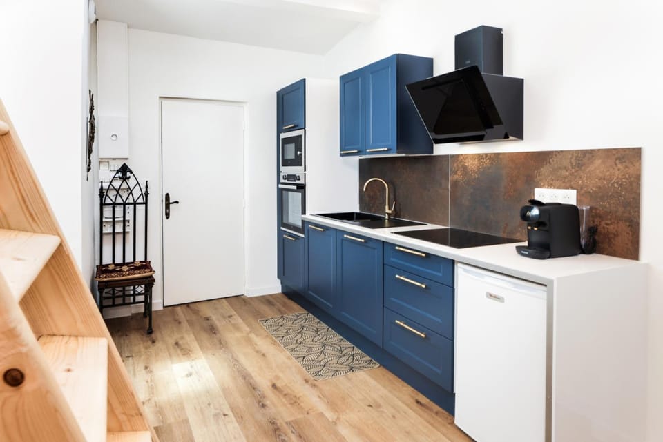 Kitchen or kitchenette, dishwasher, oven, stove