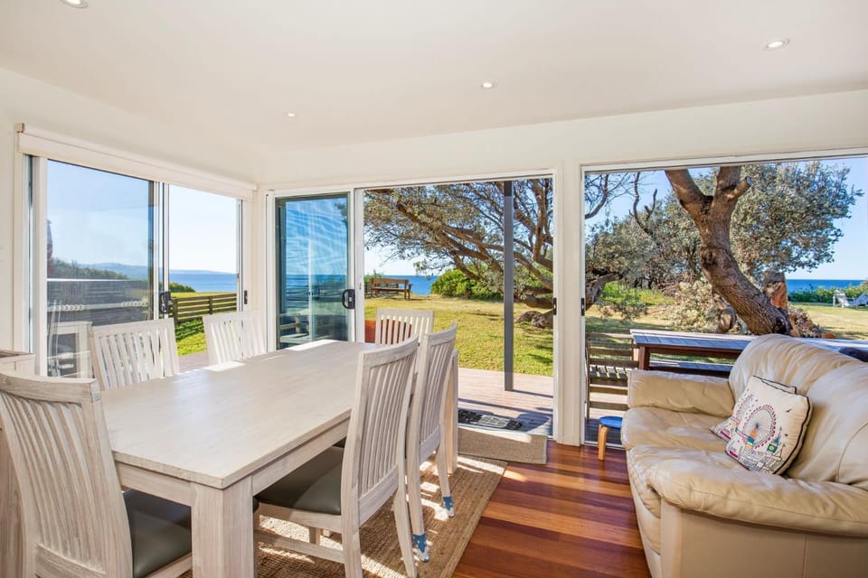 Aqua Beachfront - 2 Mins Walk to Beach House in Culburra Beach