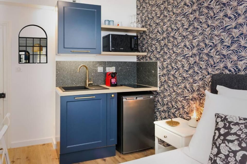 Kitchen or kitchenette, minibar, stove