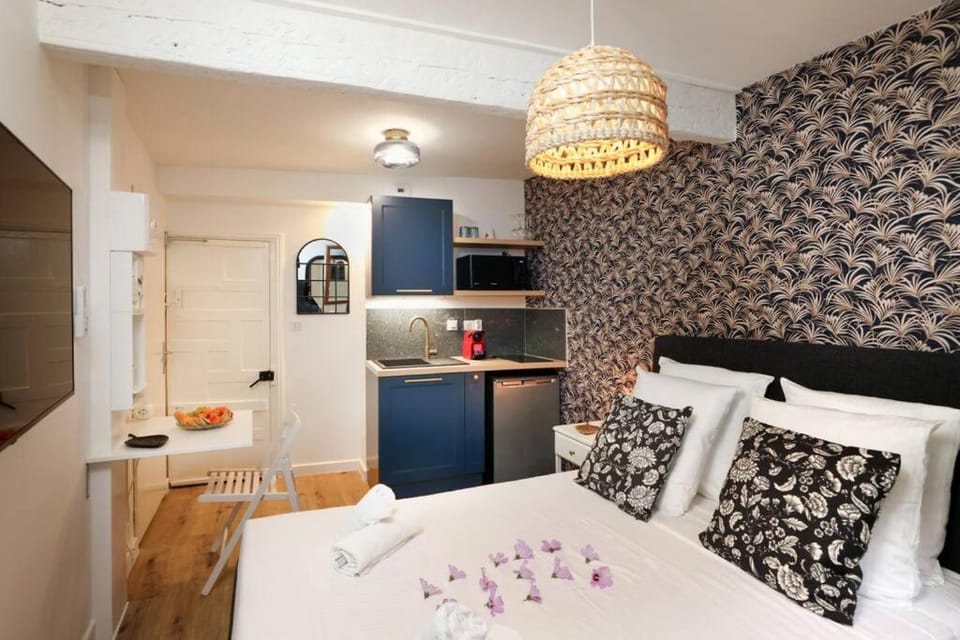Bed, Kitchen or kitchenette, Bedroom, Food