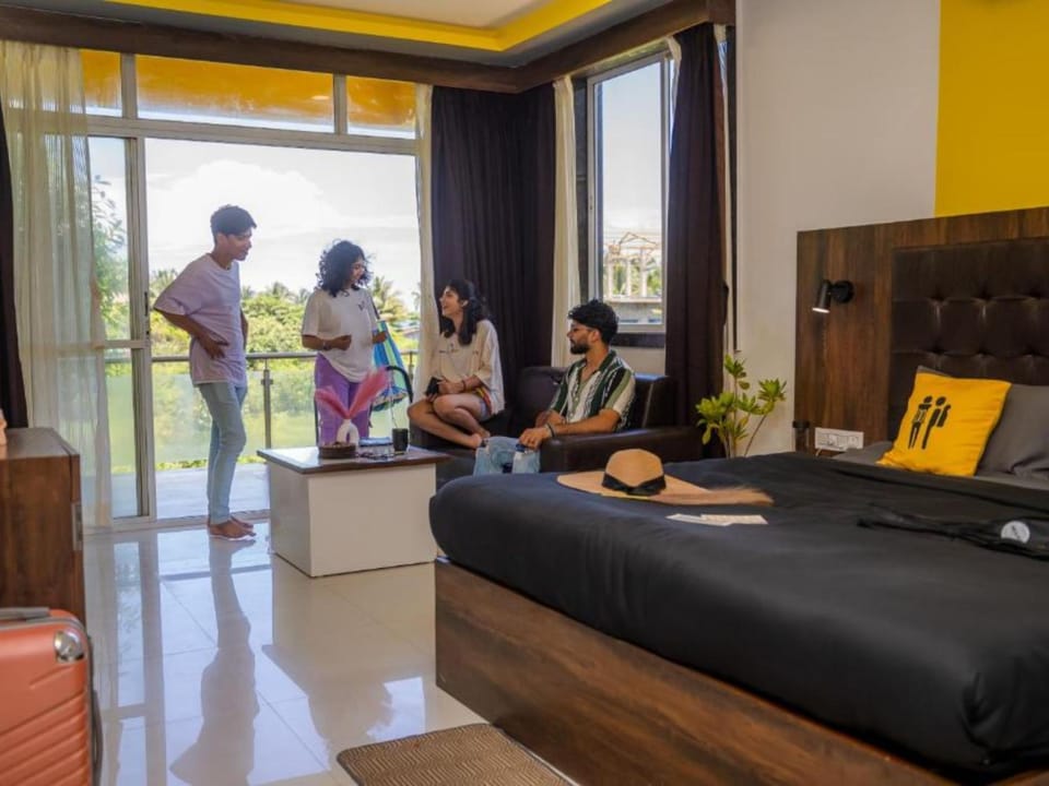Bed, People, Photo of the whole room, Seating area, group of guests