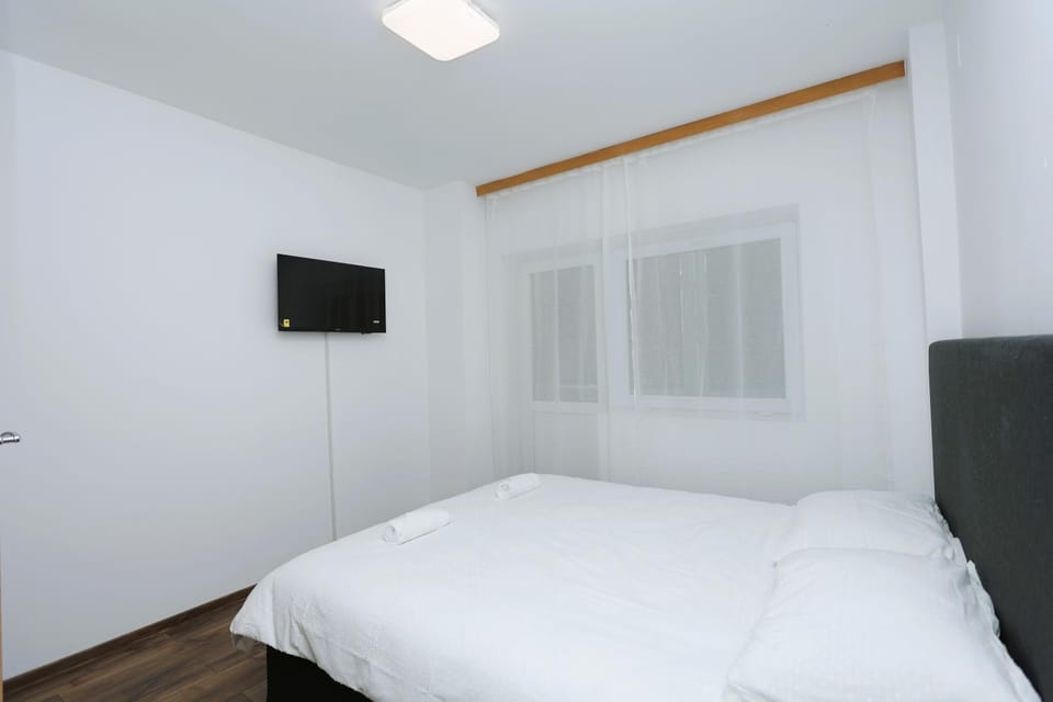 Bed, TV and multimedia, Bedroom