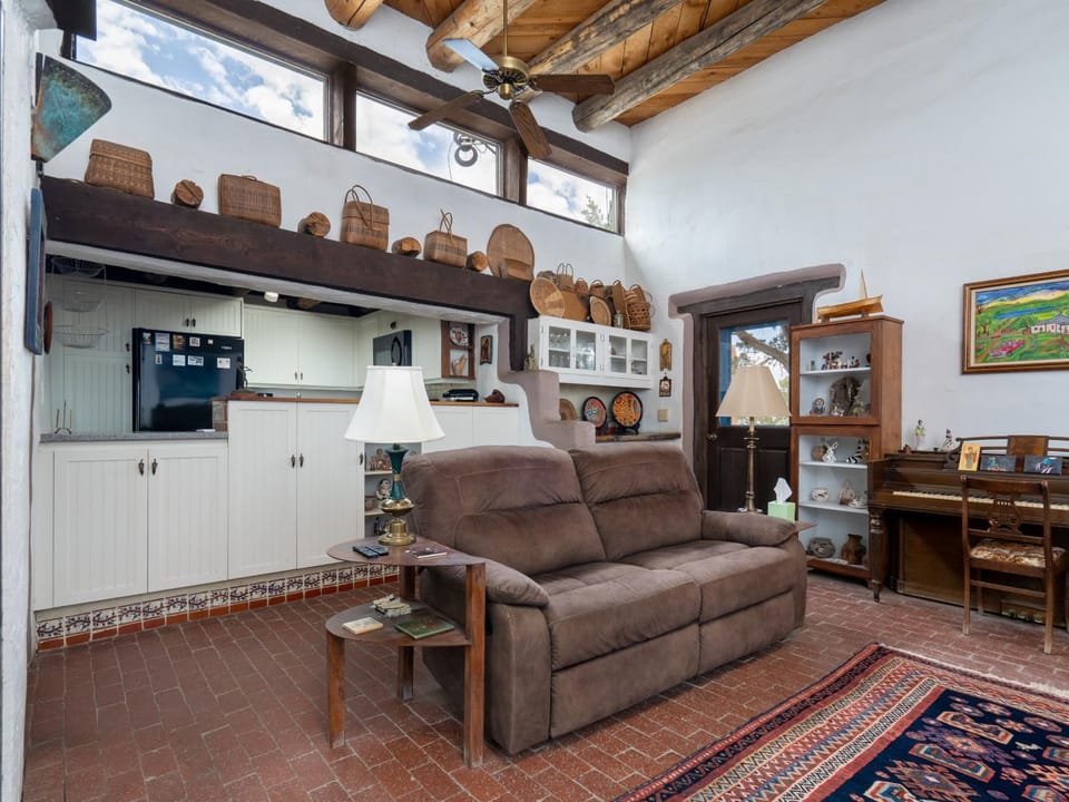 TV and multimedia, Kitchen or kitchenette, Living room, furniture, kitchen