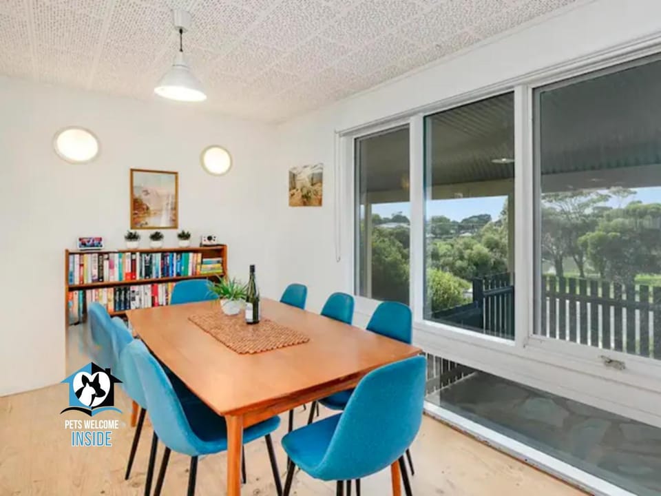 View (from property/room), Seating area, Dining area, Street view