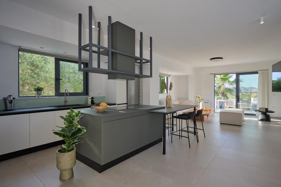 Kitchen or kitchenette, Living room, Seating area, Dining area