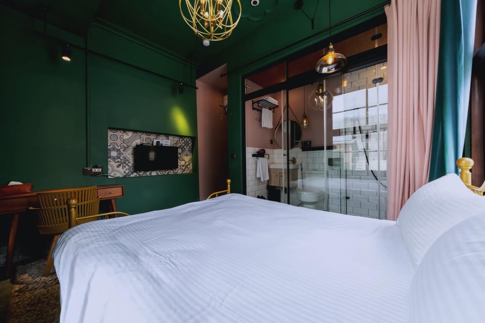 Bed, TV and multimedia, Photo of the whole room, Bedroom