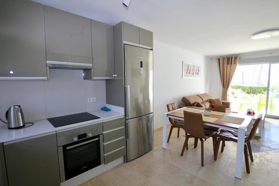 Kitchen or kitchenette, Living room, Seating area, Dining area, dishwasher, minibar, pet friendly, stove