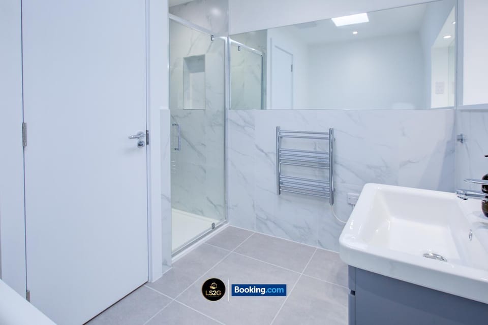 Bathroom, Bath, towels