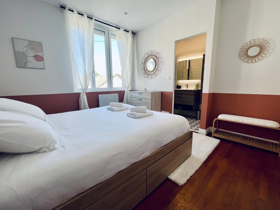 Bed, Photo of the whole room, Bedroom, towels