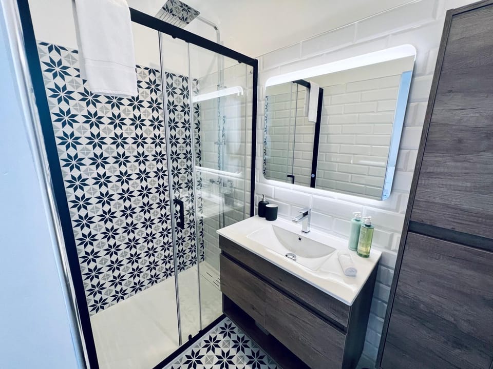 Shower, Bathroom, towels