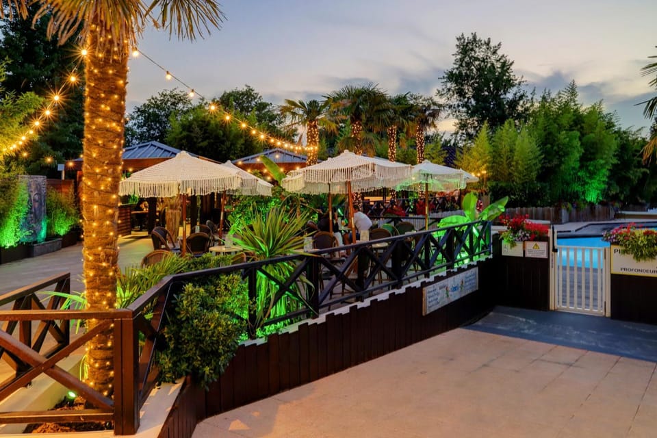 Restaurant/places to eat, Pool view