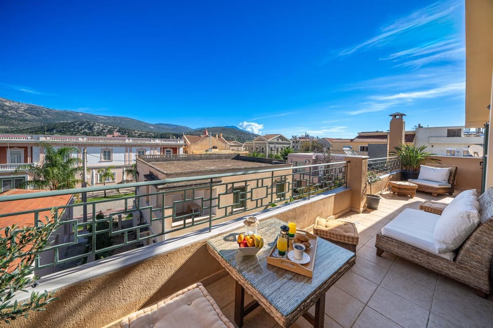 View (from property/room), Balcony/Terrace, Mountain view, Street view, Quiet street view