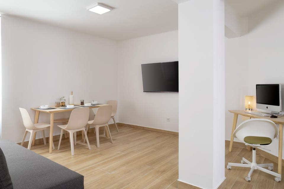 TV and multimedia, Living room, Seating area, Dining area