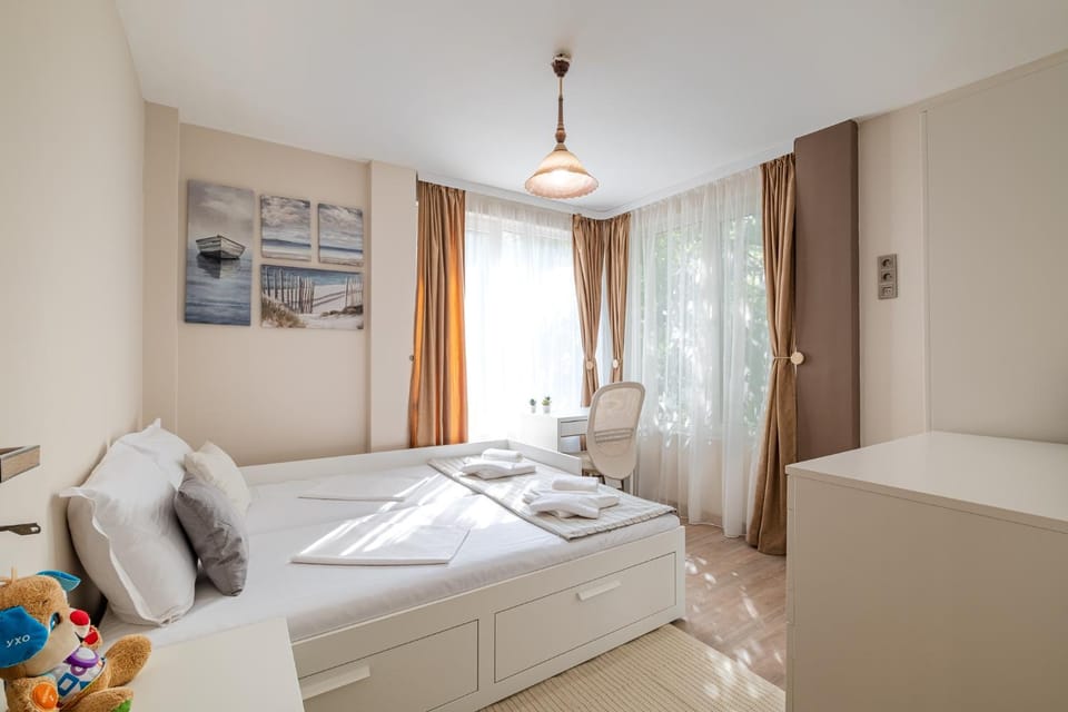 Bed, Bedroom, towels