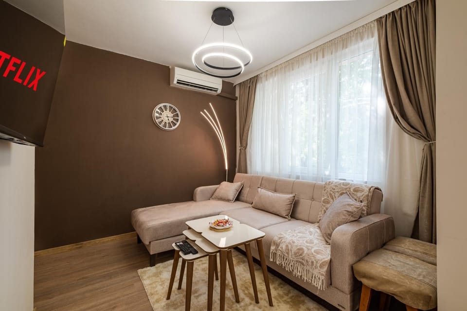 TV and multimedia, Living room, Seating area, air conditioner